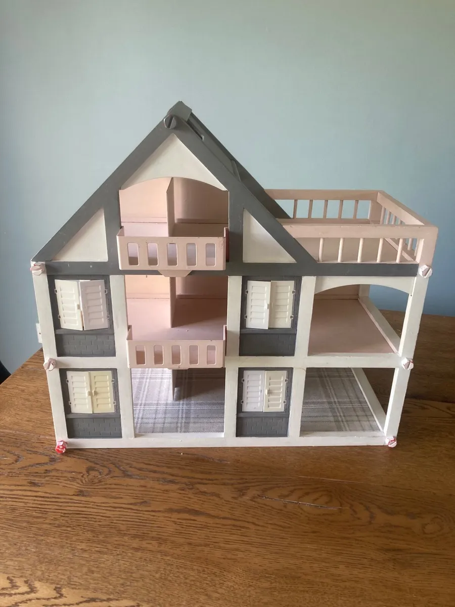 Wooden dolls house - Image 1