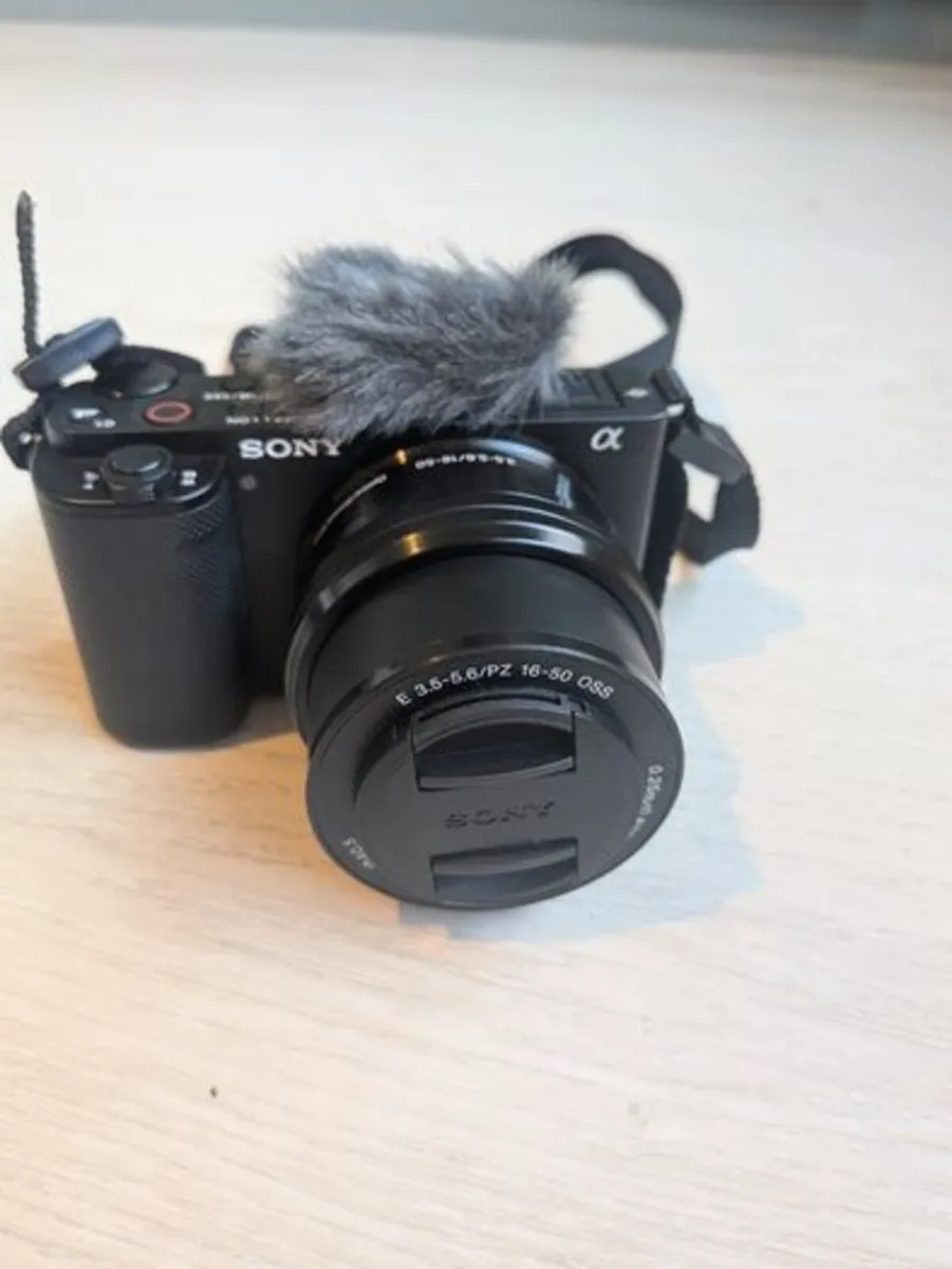Sony ZVE10 Vlogging Bundle - Image 1