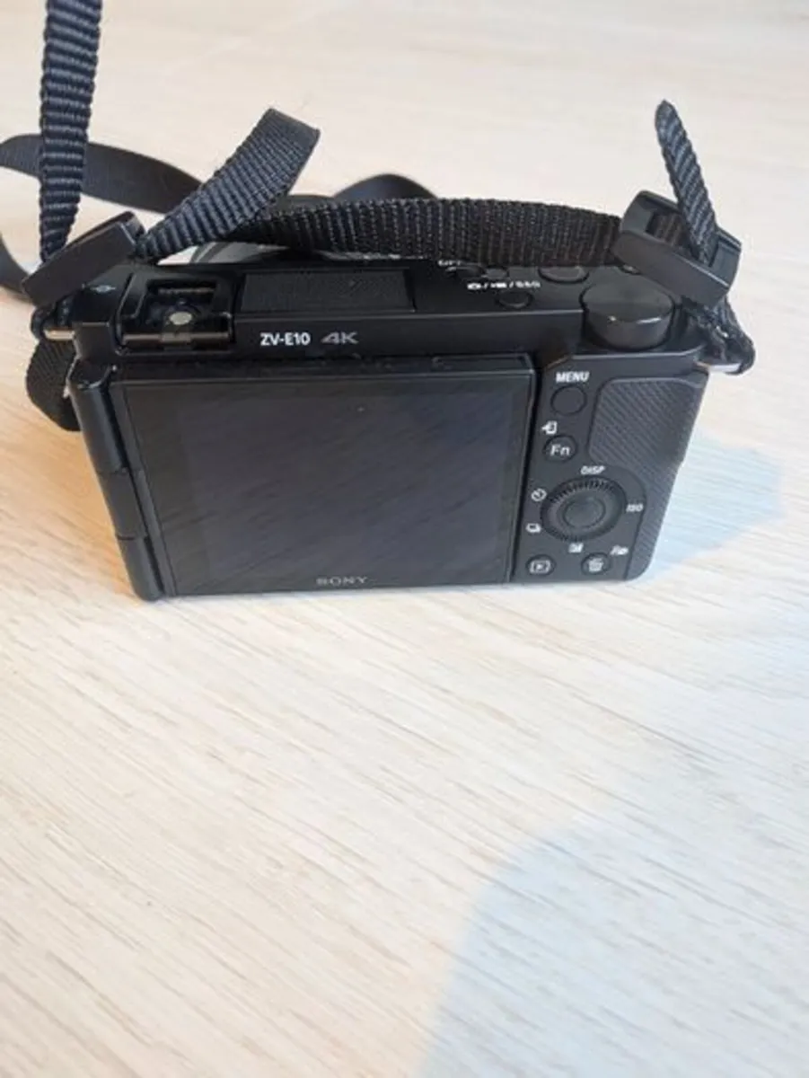 Sony ZVE10 Vlogging Bundle - Image 2