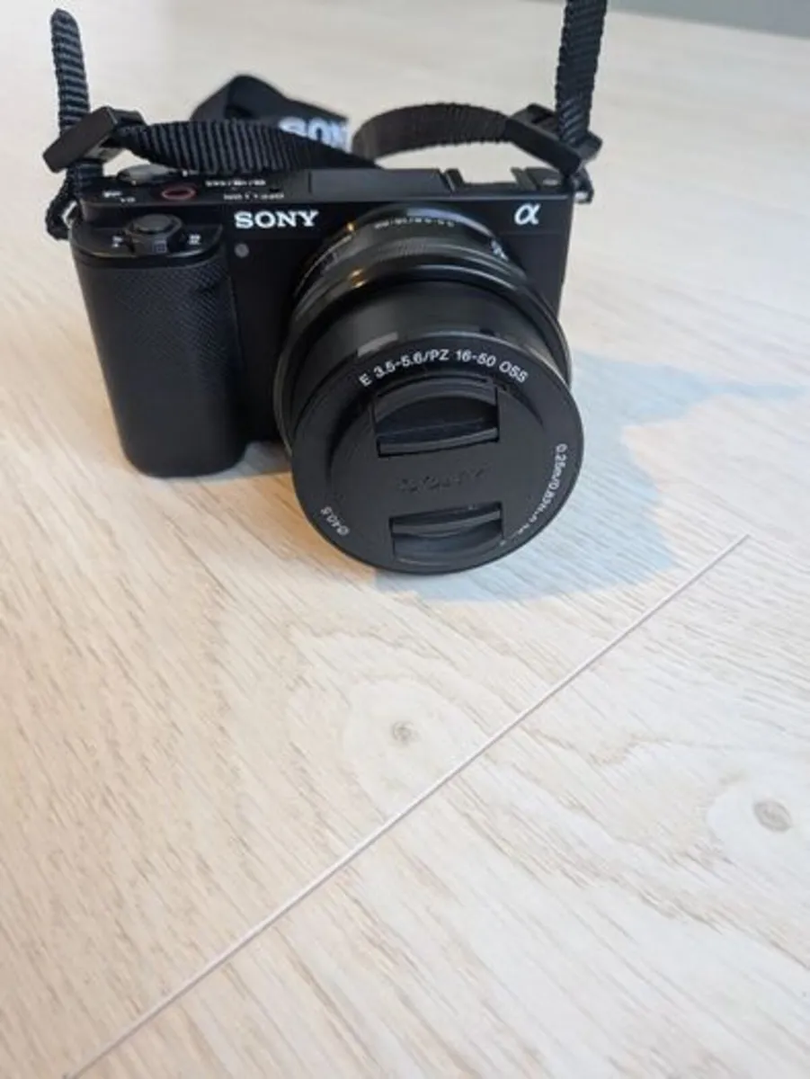 Sony ZVE10 Vlogging Bundle - Image 3