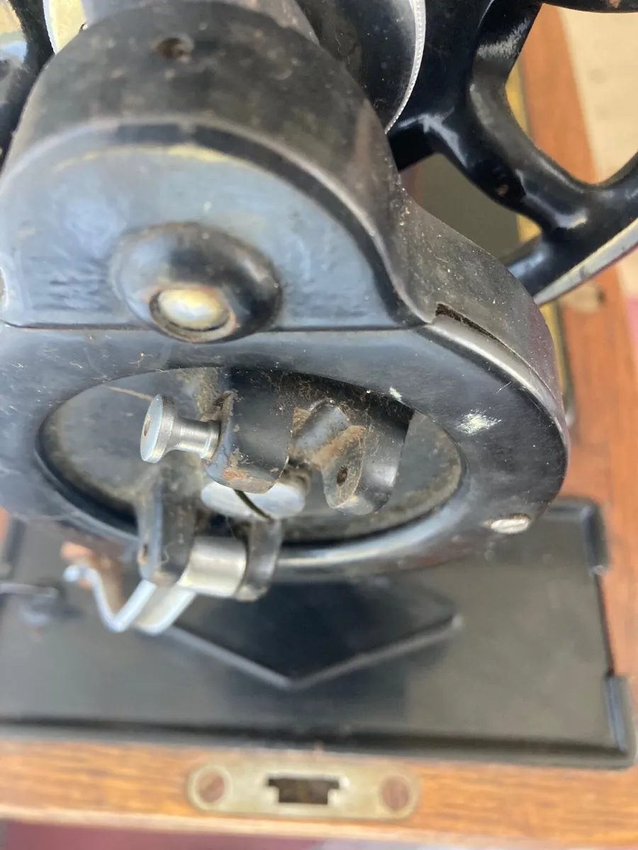 Singer Sewing Machine - Image 1