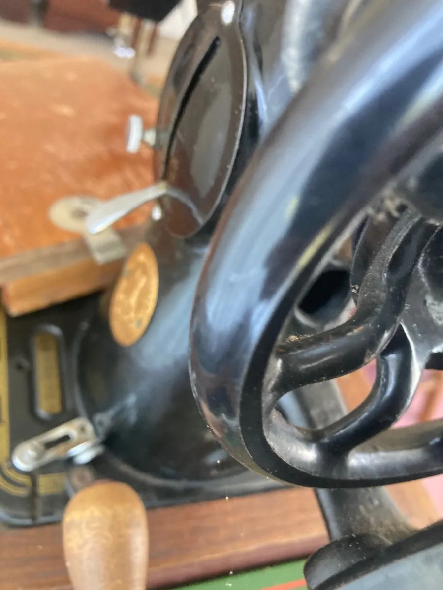 Singer Sewing Machine - Image 2