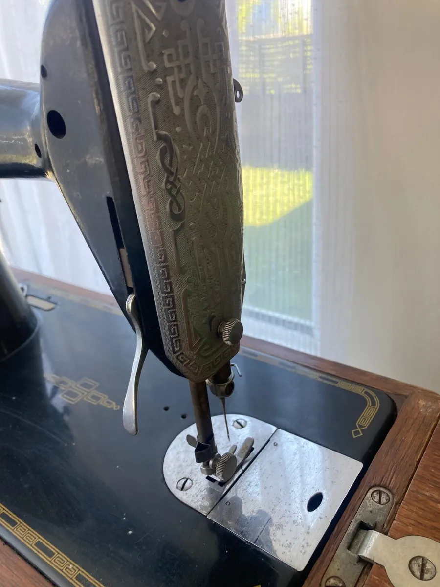 Singer Sewing Machine - Image 3