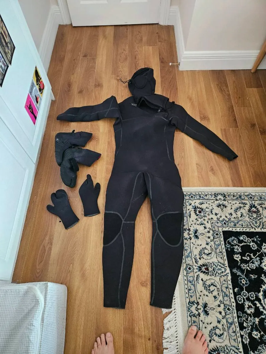 Westsuit 6mm: hooded large short, boots & gloves - Image 1