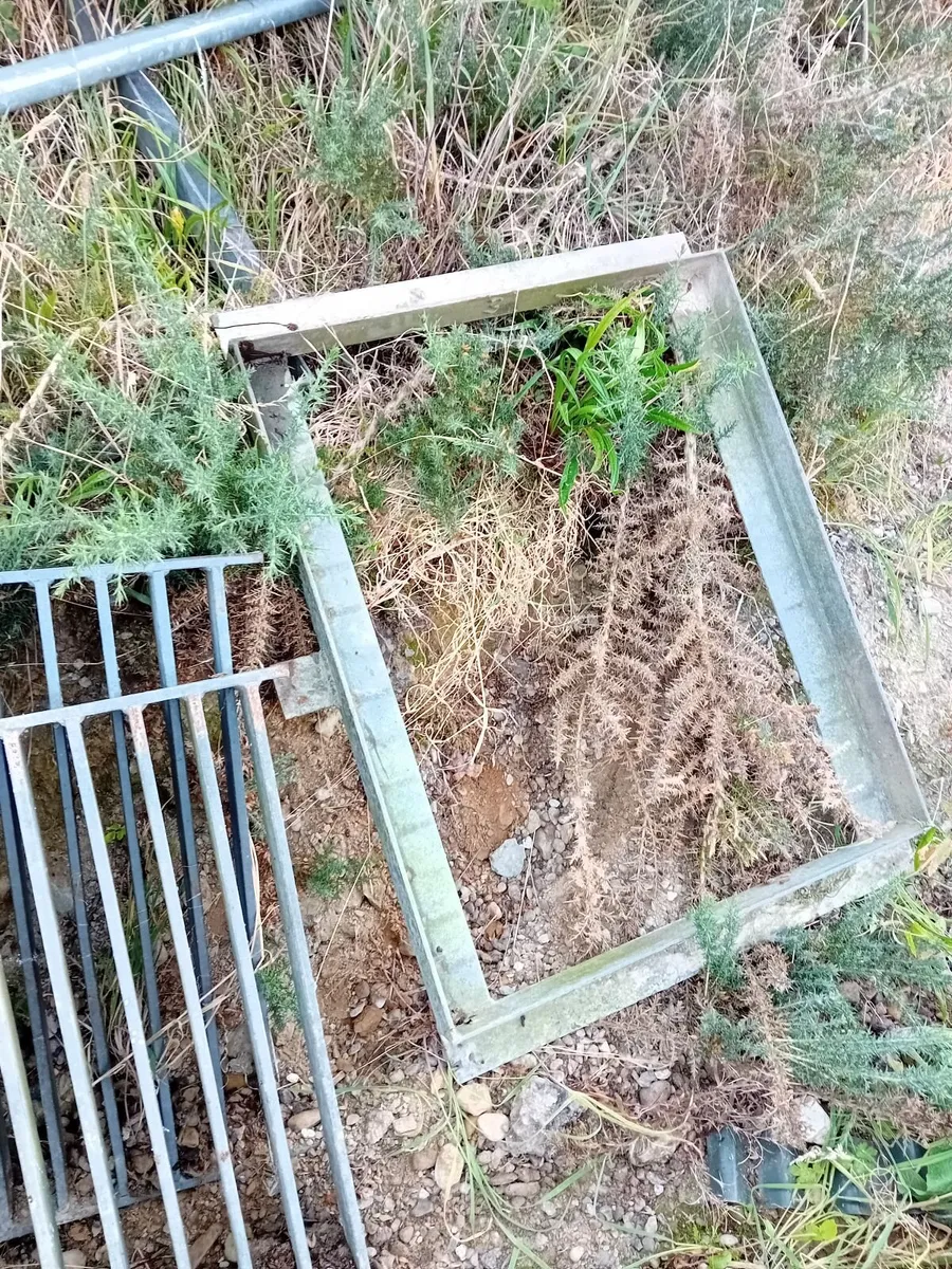 Galvanised steel grate for yard - Image 3