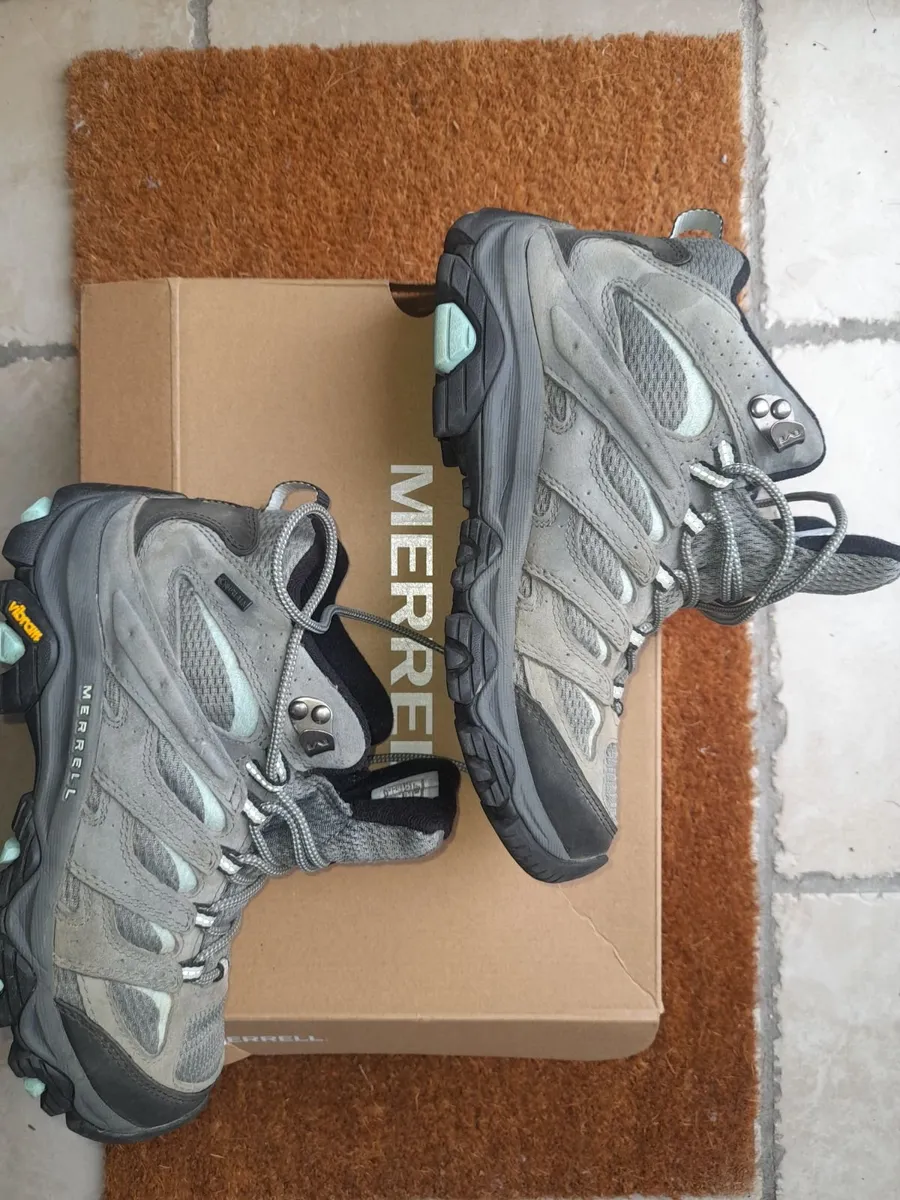 Hiking boots - Image 2
