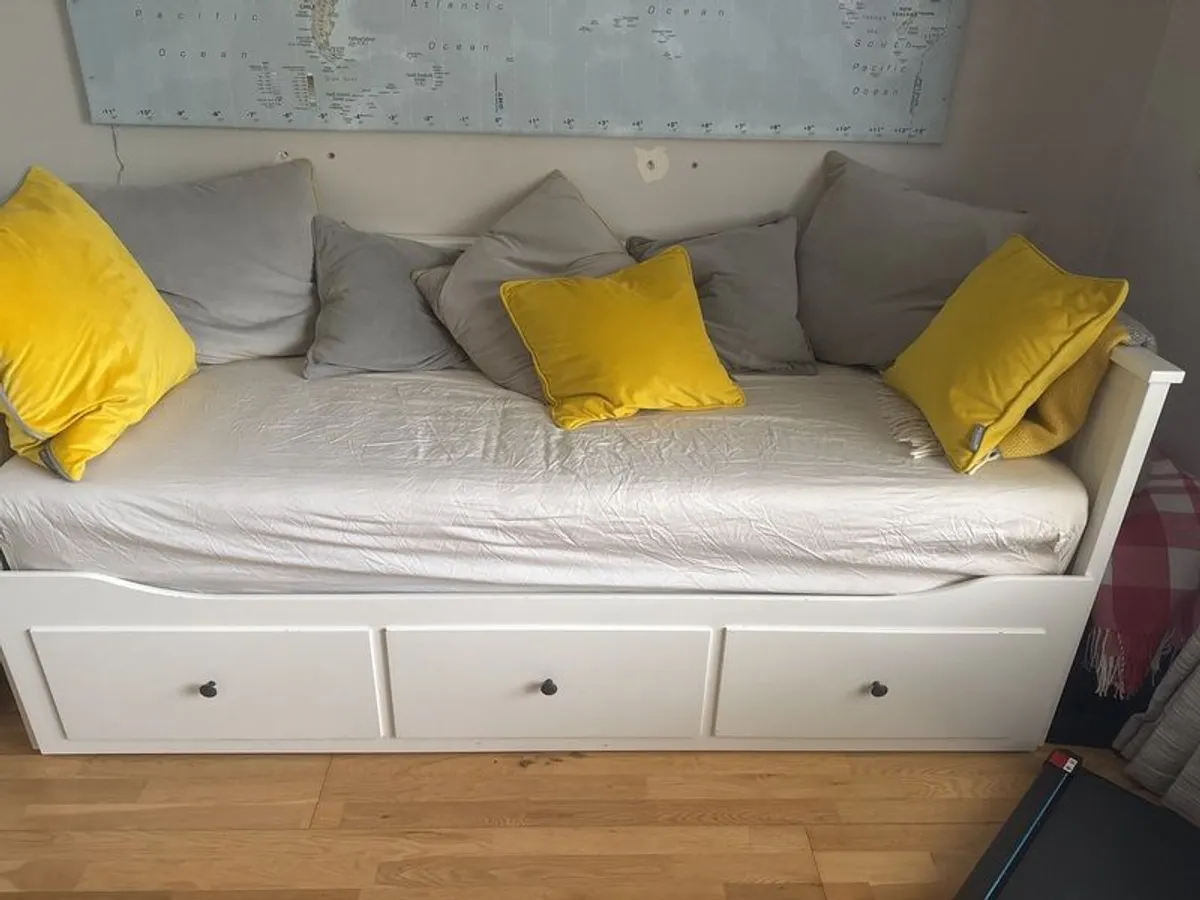 IKEA HEMNES Day-bed with 3 drawers, 2 mattresses, mattress protectors and sheets. Full package. - Image 1