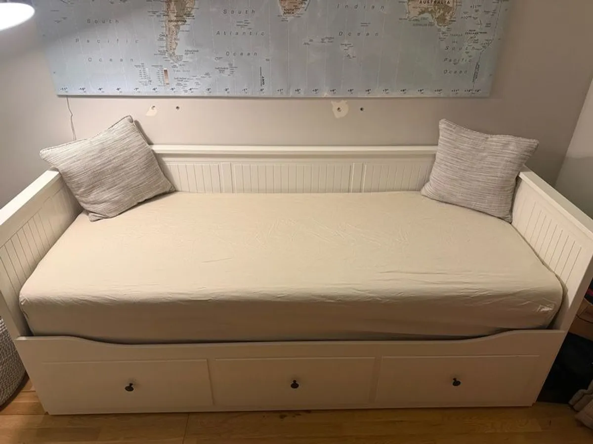 IKEA HEMNES Day-bed with 3 drawers, 2 mattresses, mattress protectors and sheets. Full package. - Image 3