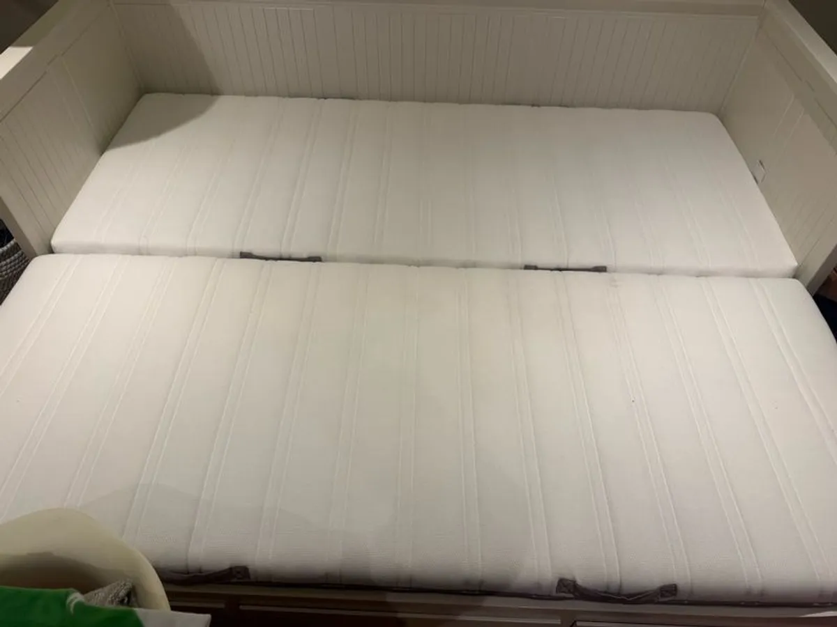IKEA HEMNES Day-bed with 3 drawers, 2 mattresses, mattress protectors and sheets. Full package. - Image 4