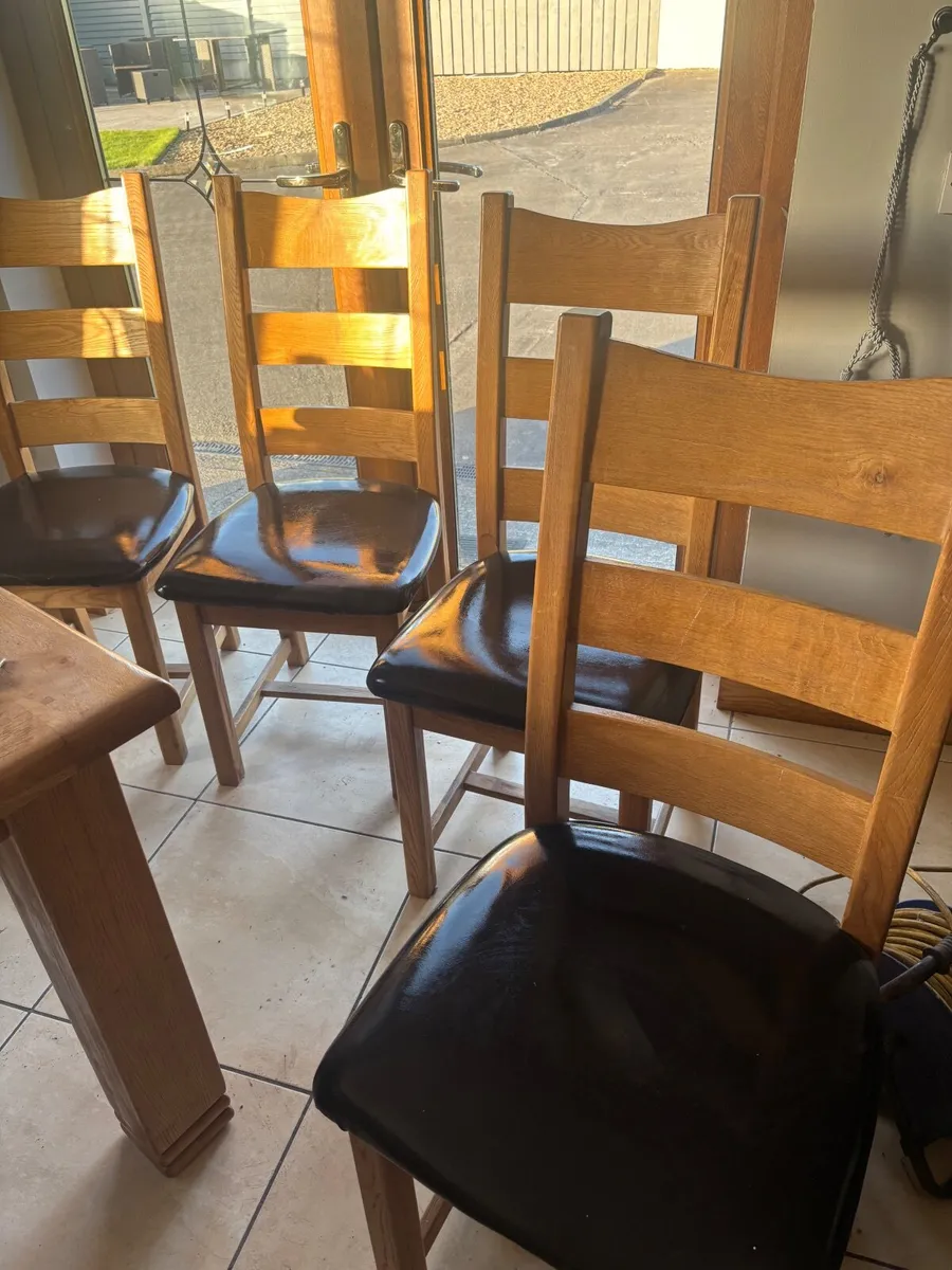 Oak table & 6 chairs - Image 3