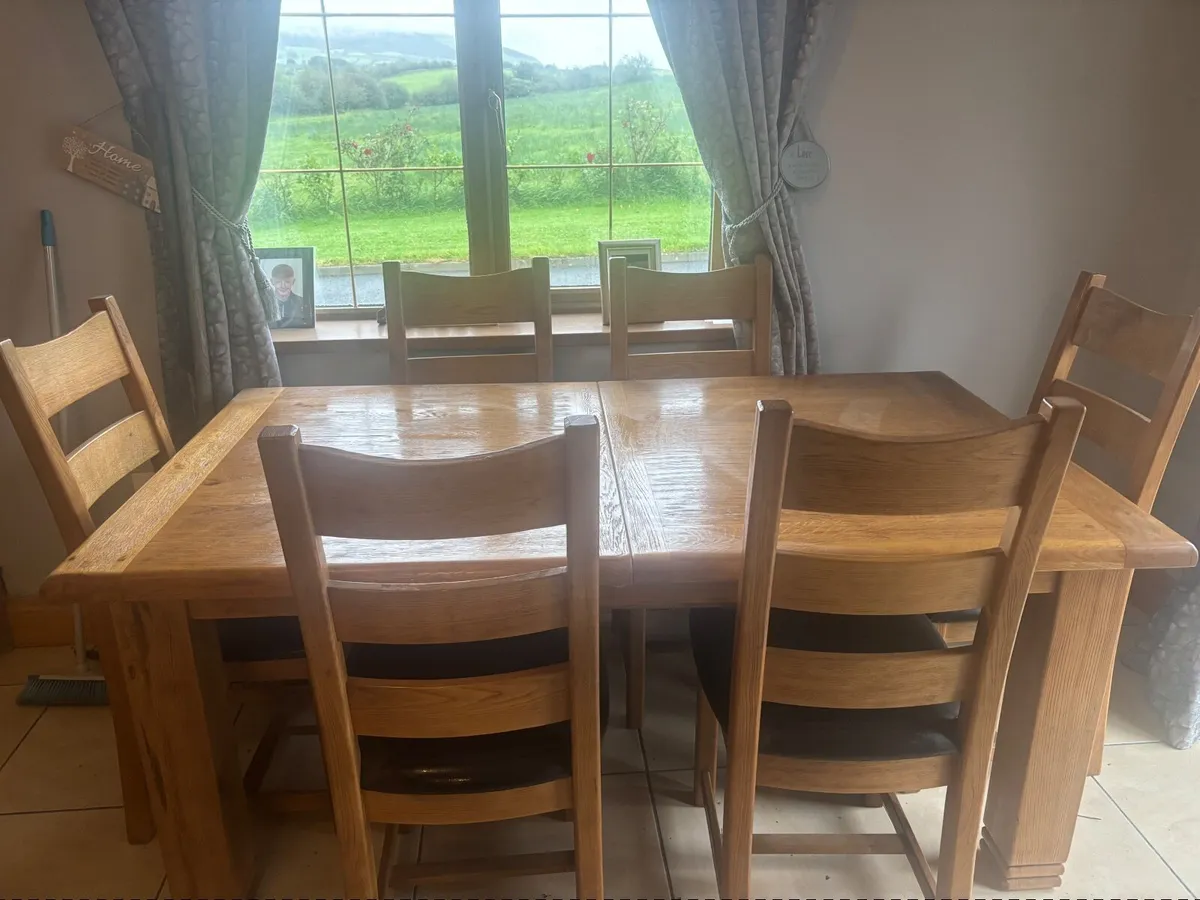 Oak table & 6 chairs - Image 1