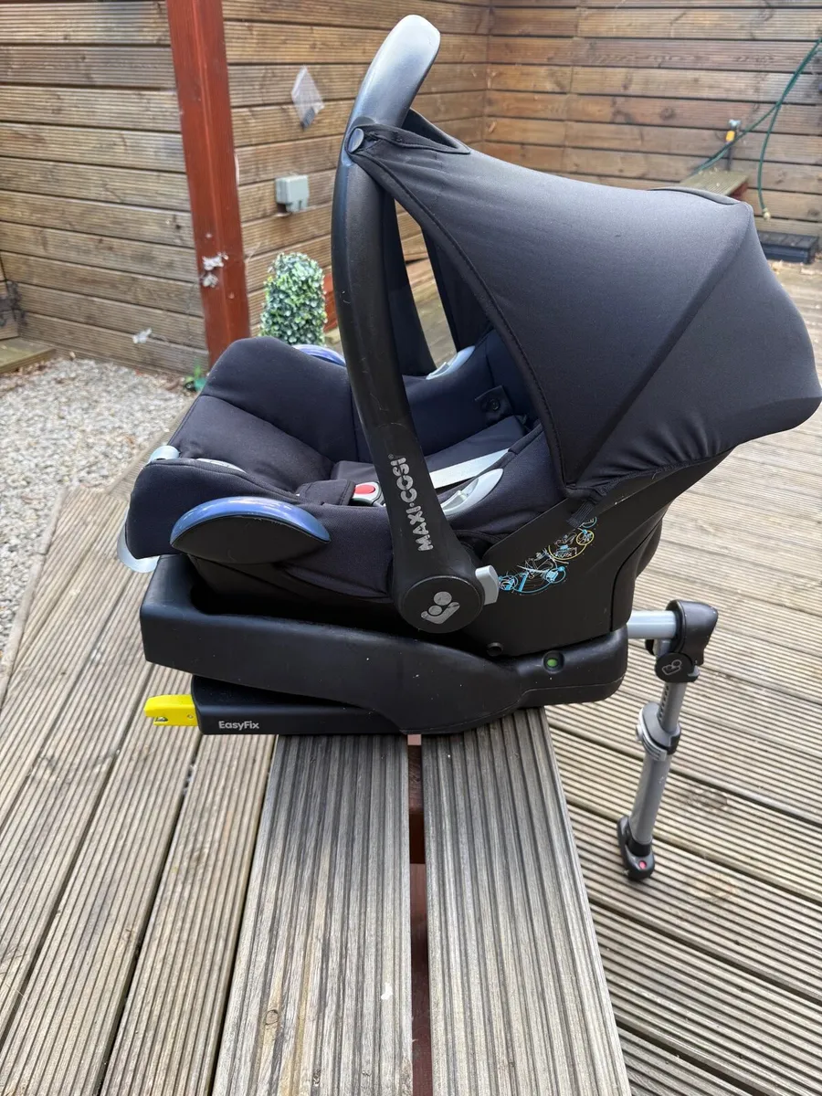 Maxi cosy car seat and iso fix base in swords - Image 3