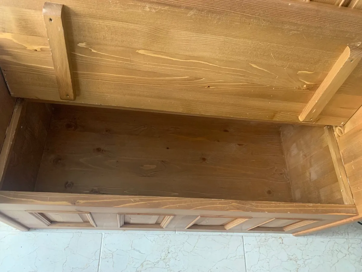 Seated bench with storage - Image 3