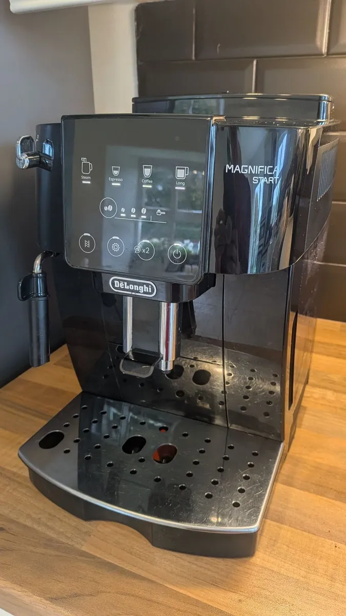 De'Longhi Magnifica Coffee Machine - Image 1