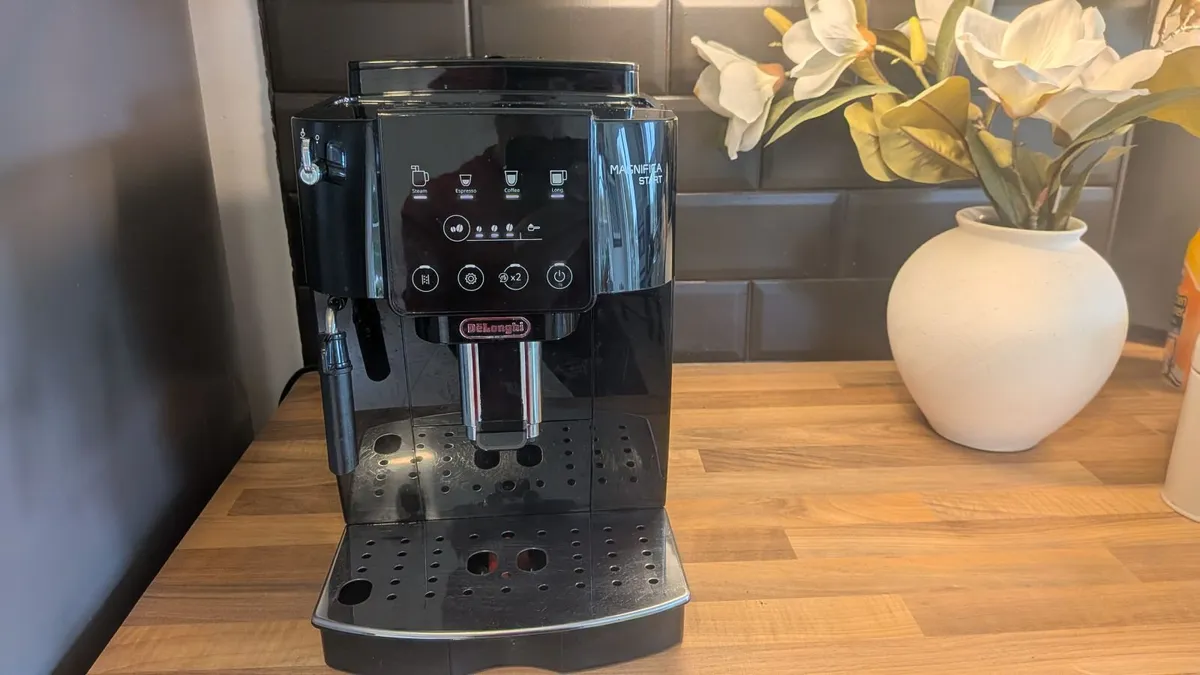 De'Longhi Magnifica Coffee Machine - Image 3