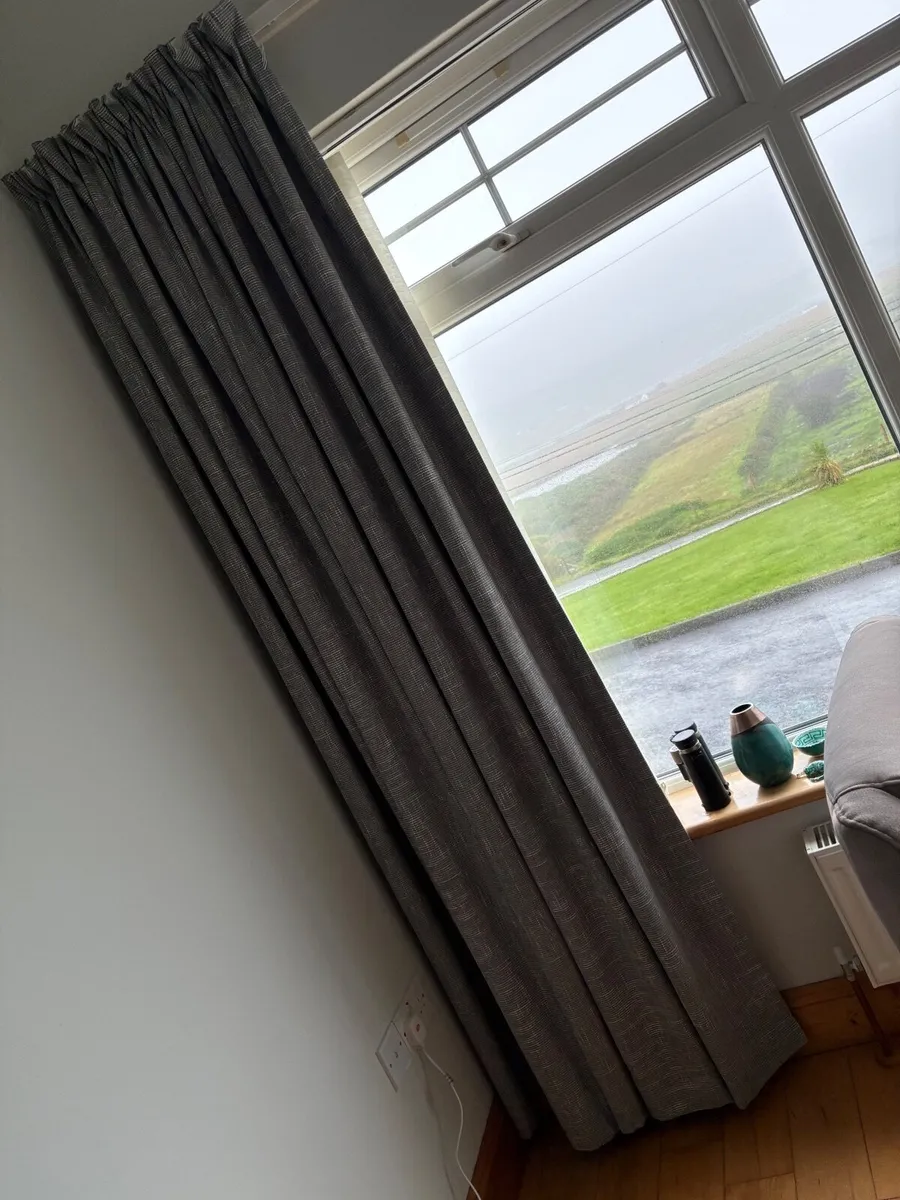 2 pairs of grey curtains 90 x 90 - Image 1