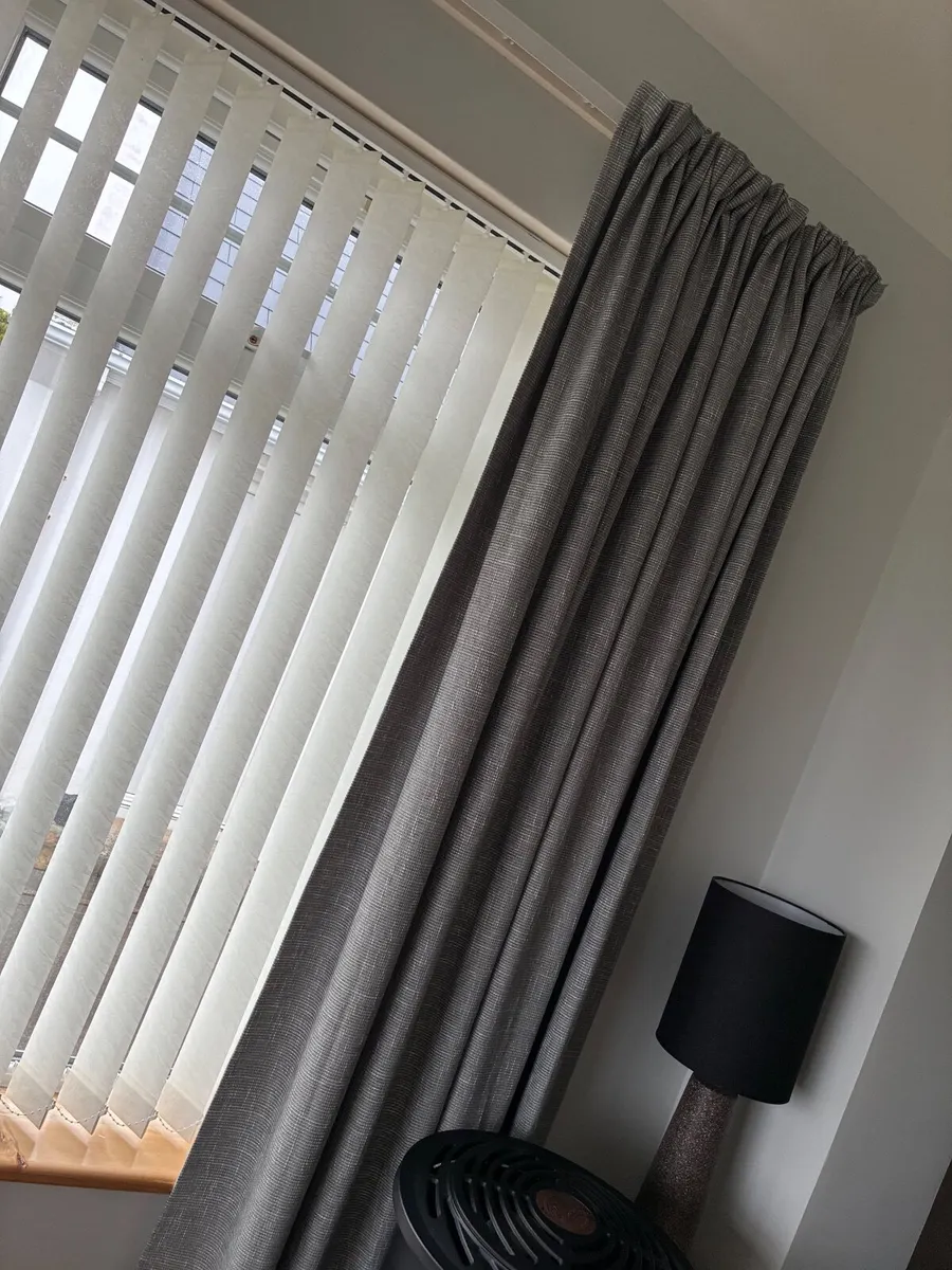 2 pairs of grey curtains 90 x 90 - Image 2