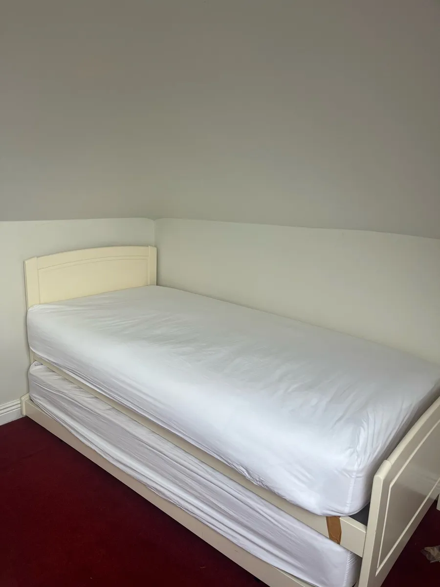 Large single trundle bed with mattress - Image 3