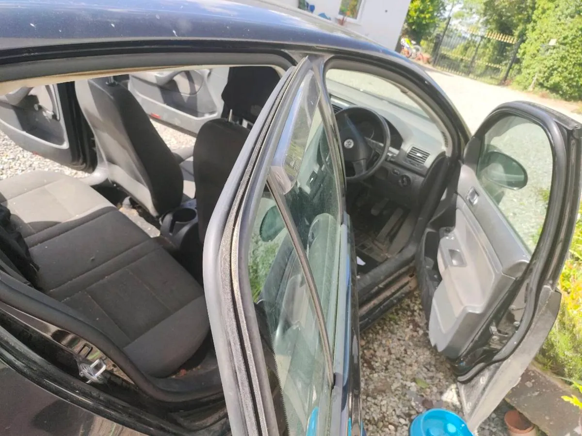 Car for parts - Image 2