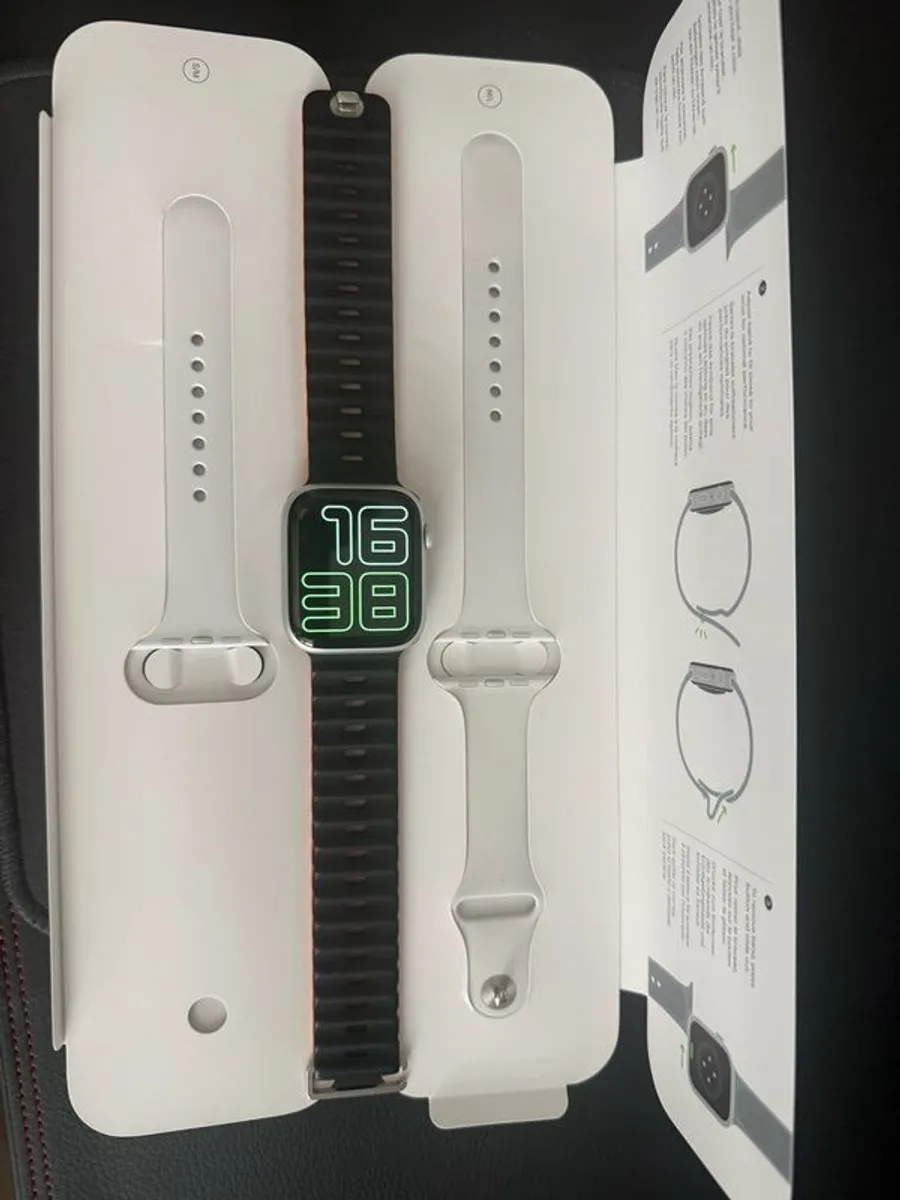 Apple Watch 8 45mm. Charger & Original box included - Image 1