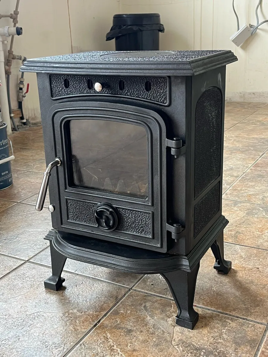 4.5kw solid fuel stove with harth - Image 1