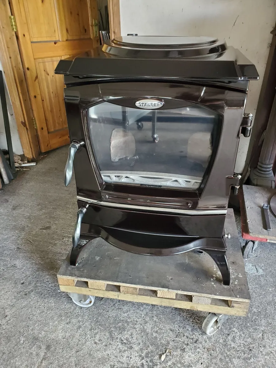 Stanley Reginald solid fuel stove with boiler. - Image 1