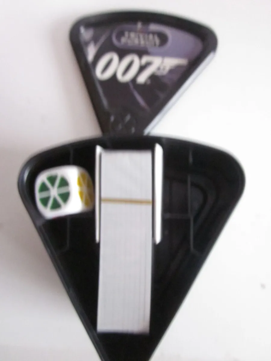 New Trivial Pursuit Hasbro James Bond 007 Edition - Image 2