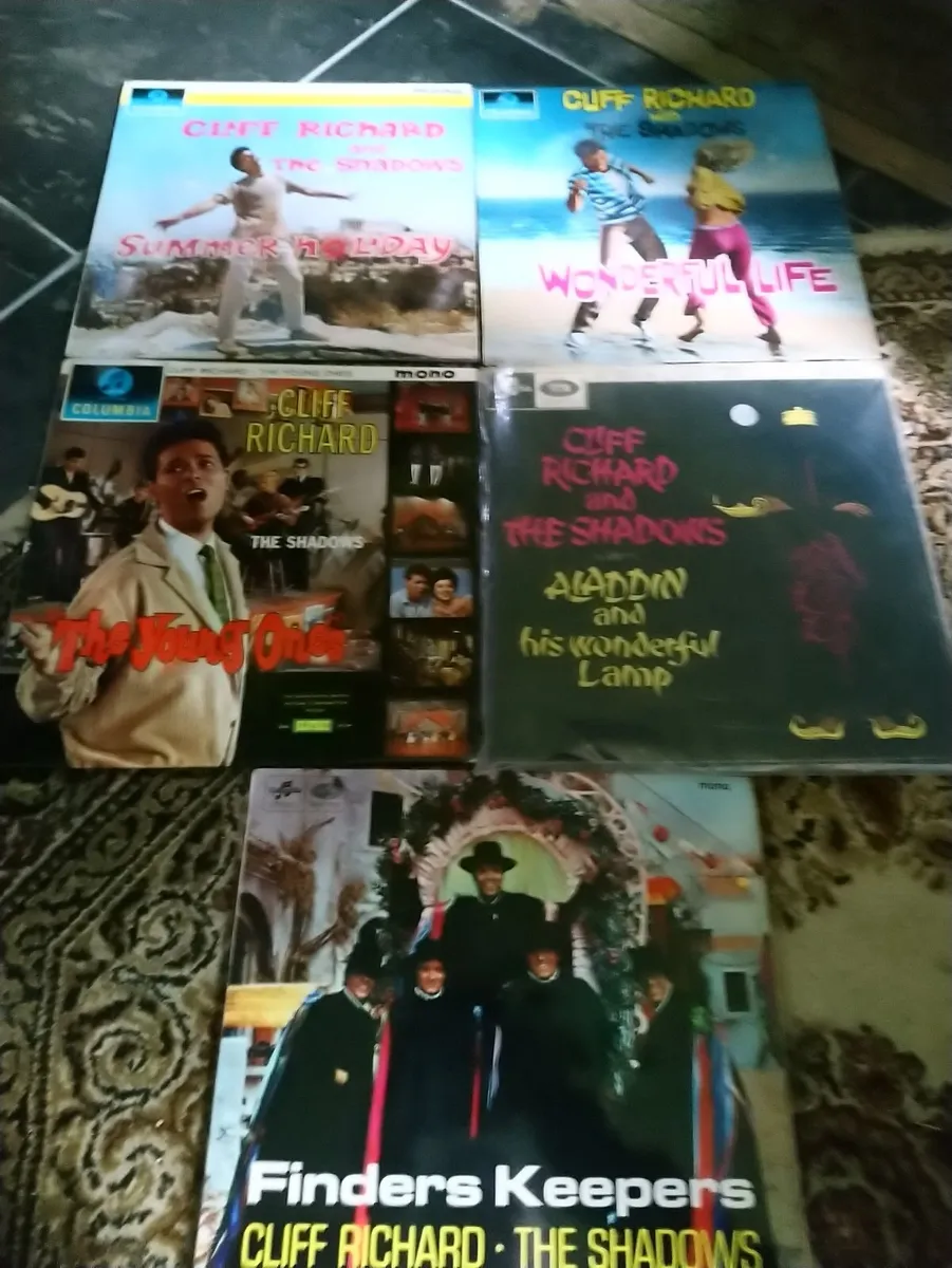 5 Cliff Richard vinyl records in good condition