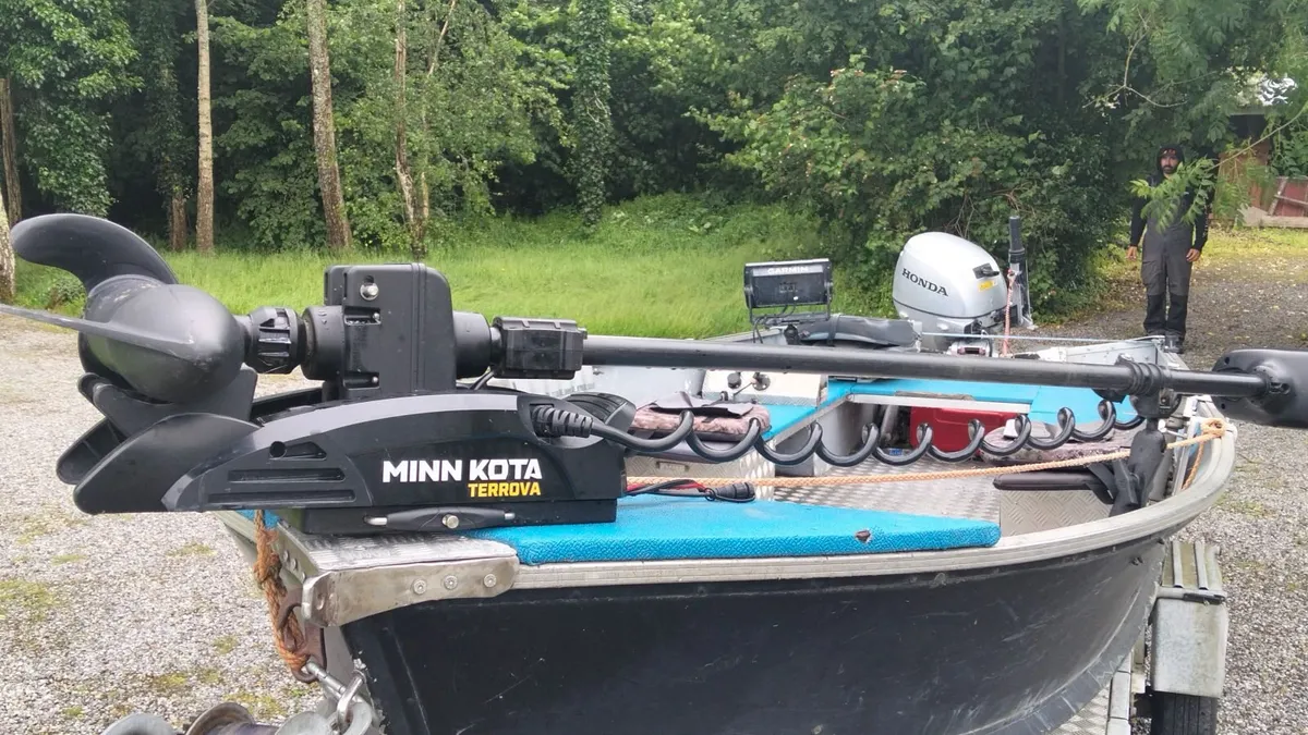Fishing boat and trailer - Image 3