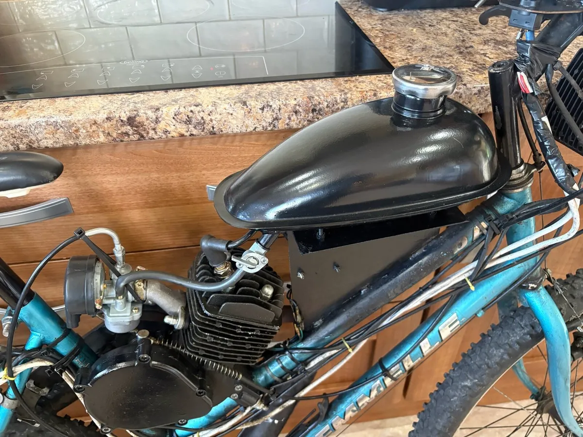 ENGINE BIKE, RUNNING SMOOTHLY, HELMET INCLUDED! - Image 2