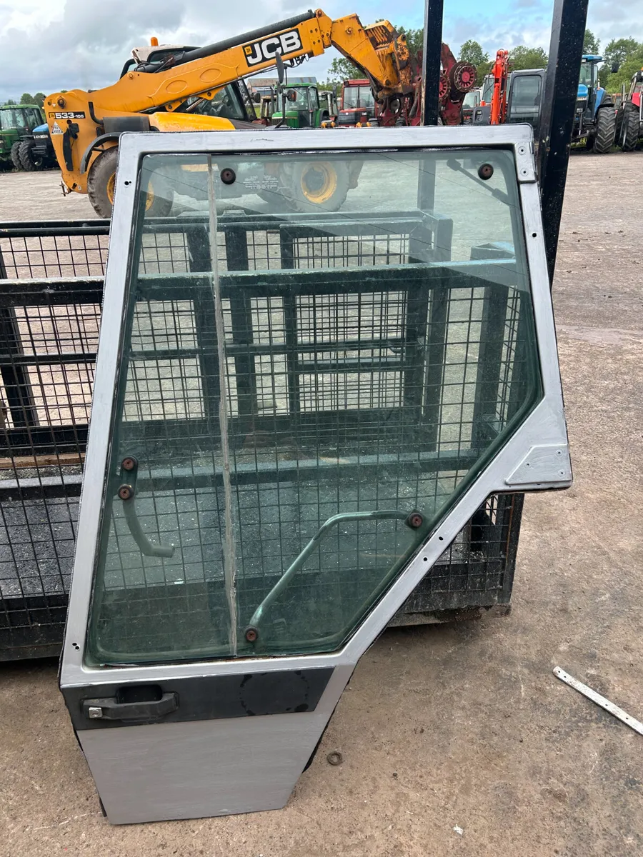 Left Side MF 3000 Series Door - Image 3
