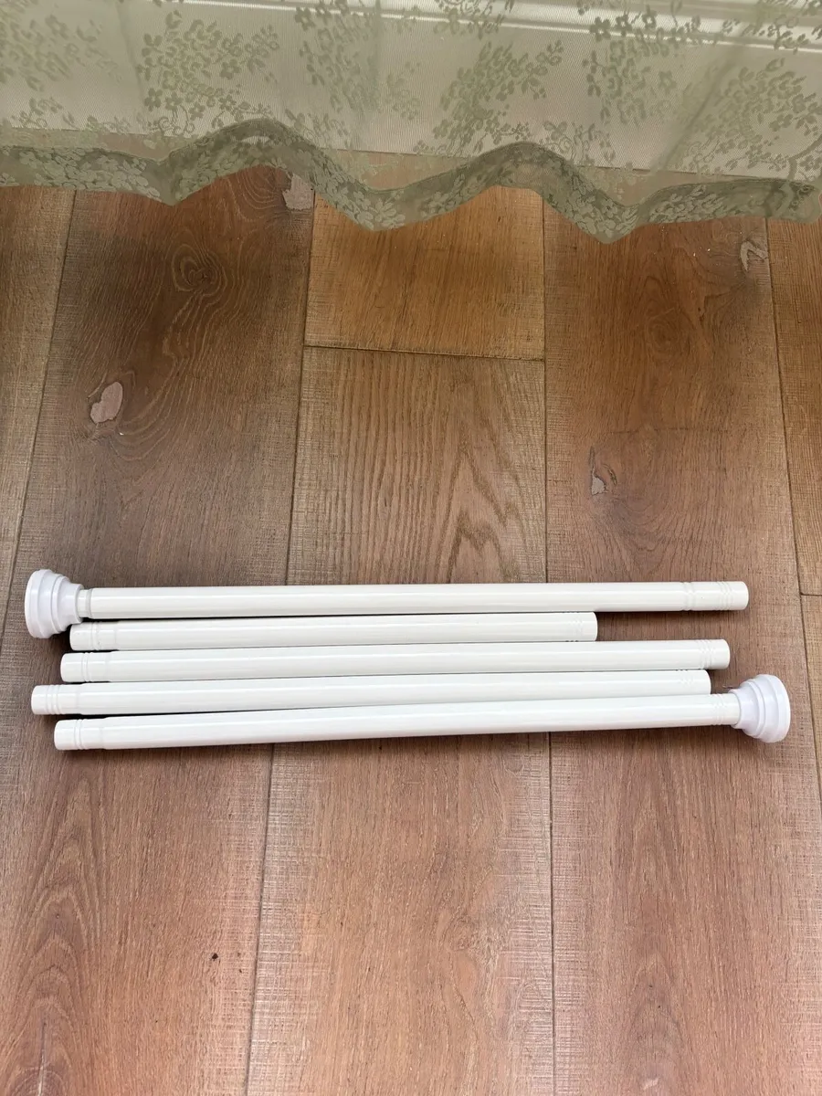 Extendable curtain pole - Image 1