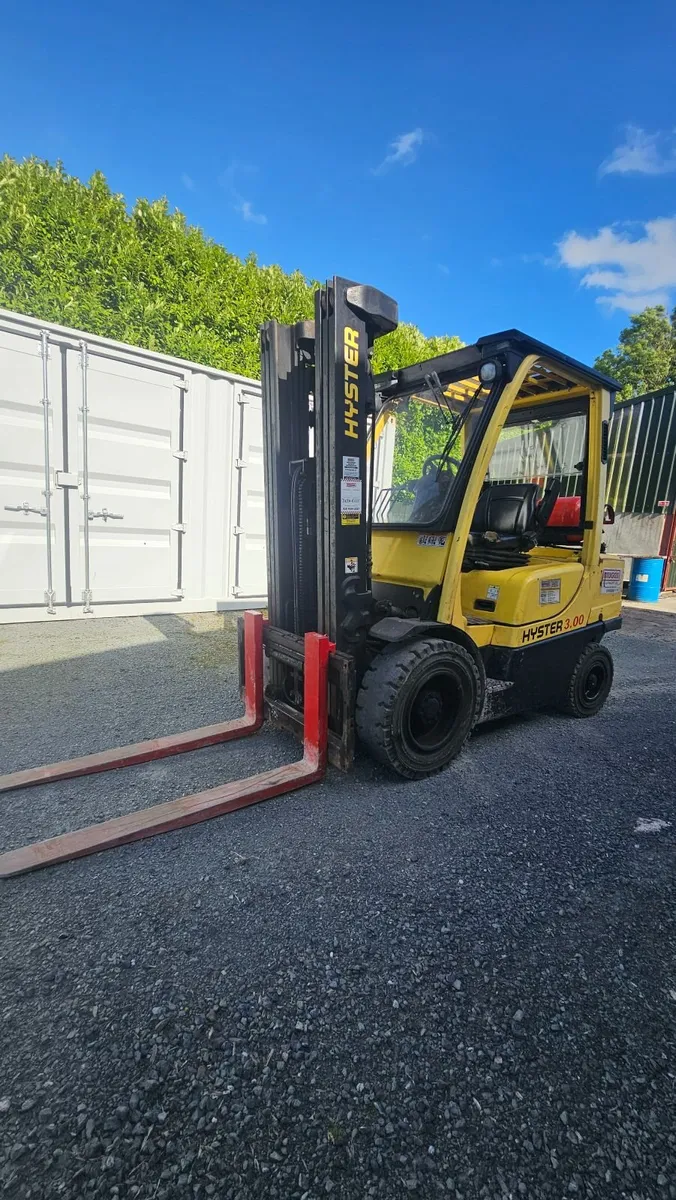 2016  Hyster 3 Ton Forklift - Image 1