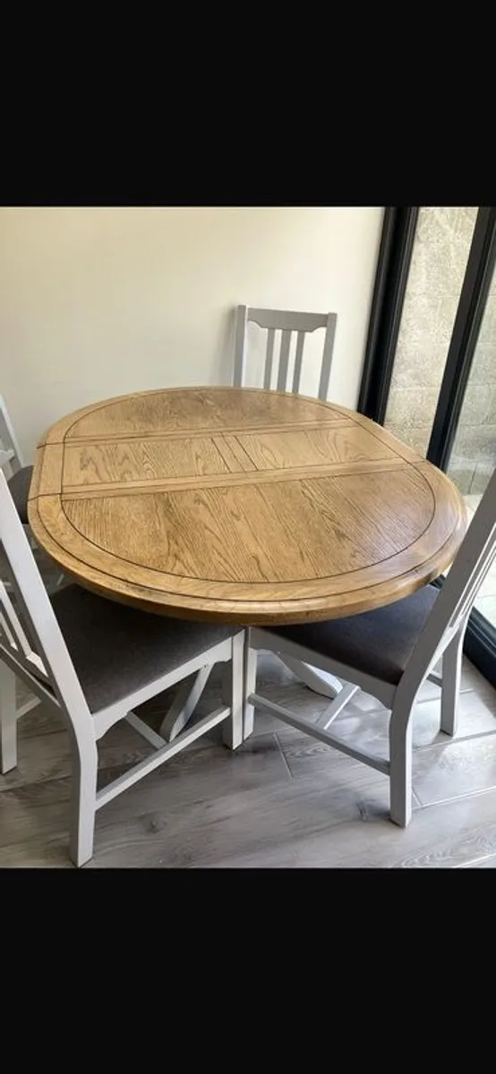 Table and chairs - Image 1
