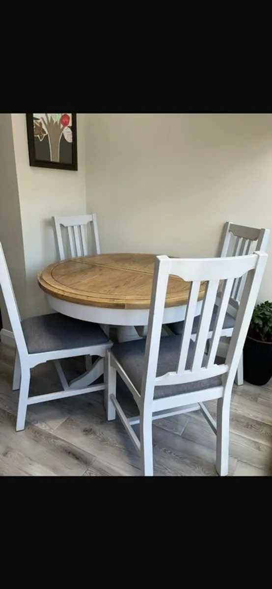 Table and chairs - Image 2