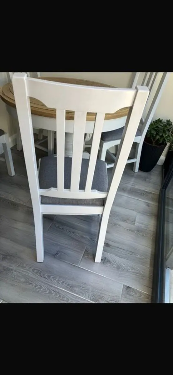 Table and chairs - Image 3