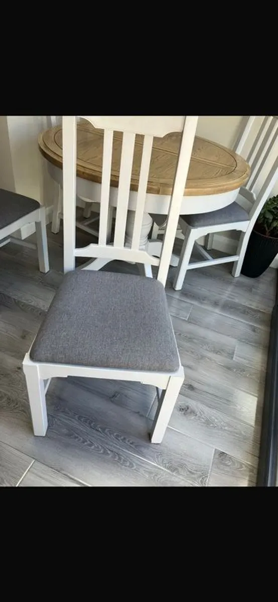 Table and chairs - Image 4