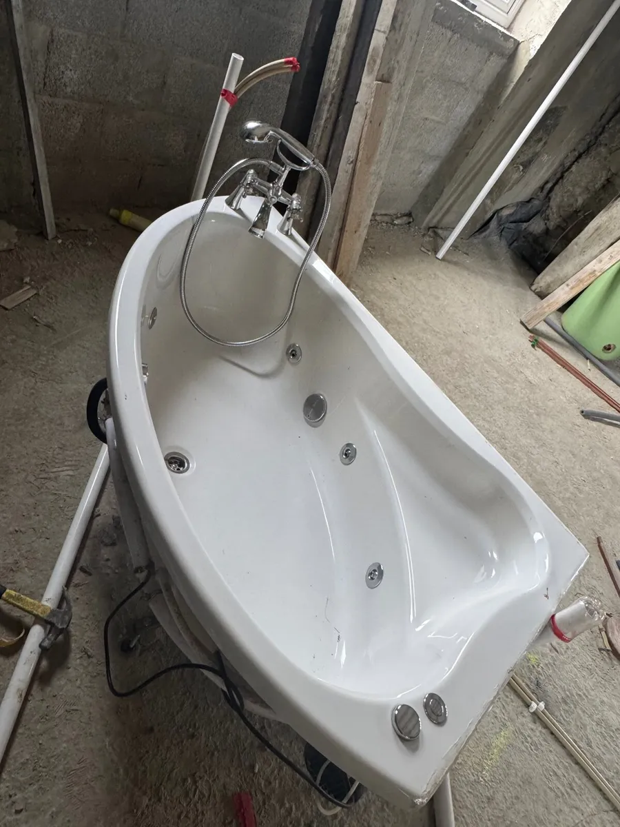 Jacuzzi Bath - Image 1