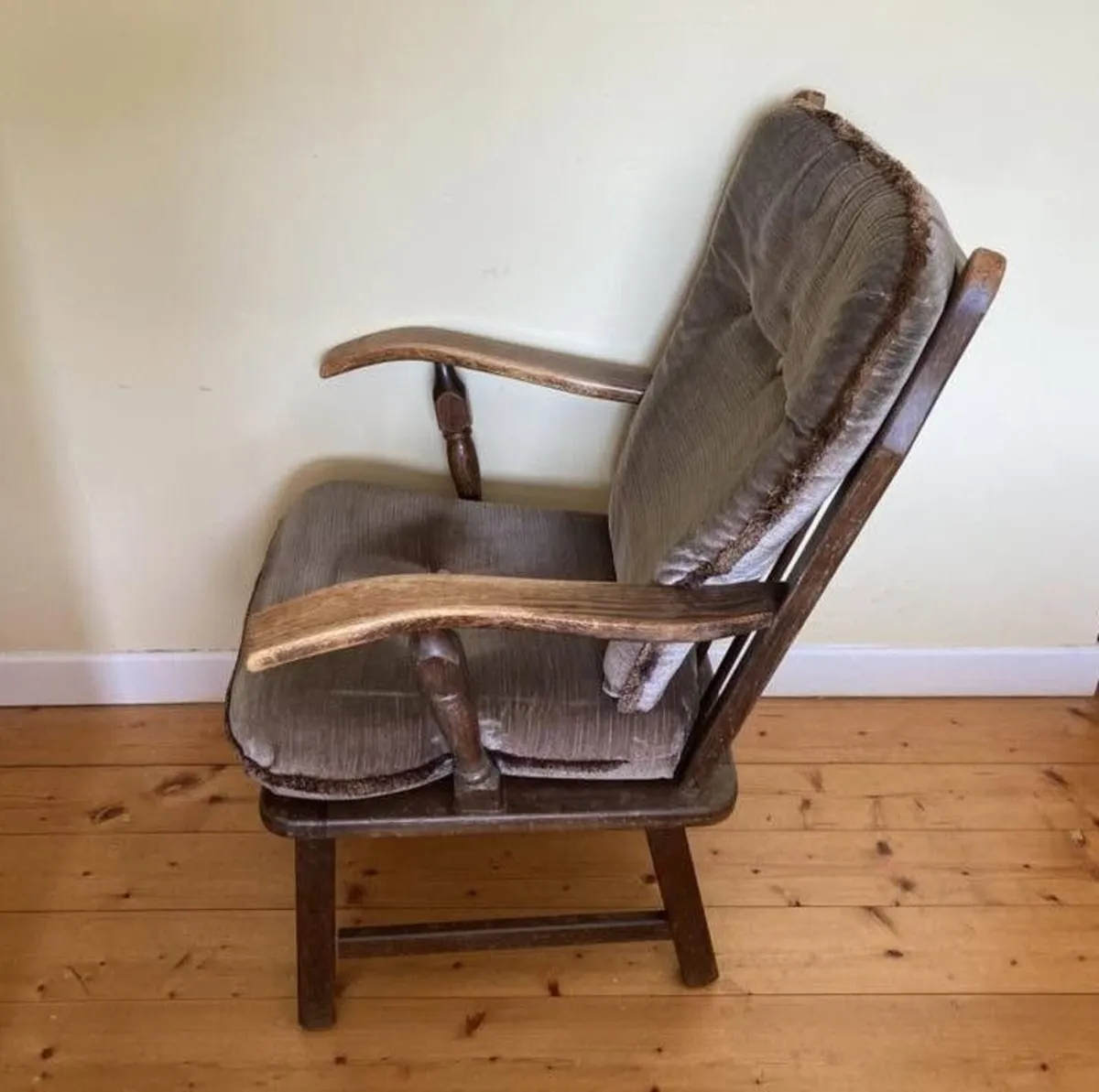Classic Vintage Upholstered Armchair - Image 3