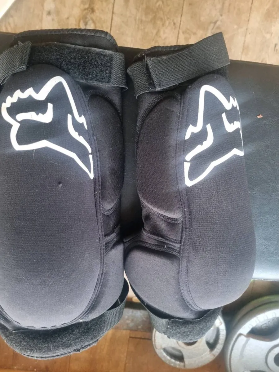 Fox proframe full-face helmet plus knee pads - Image 4