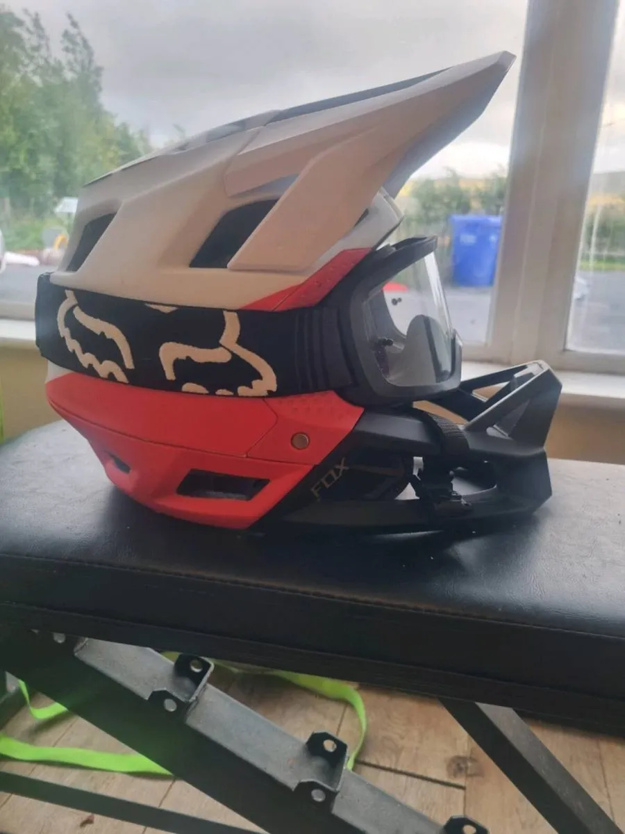 Fox proframe full-face helmet plus knee pads - Image 1