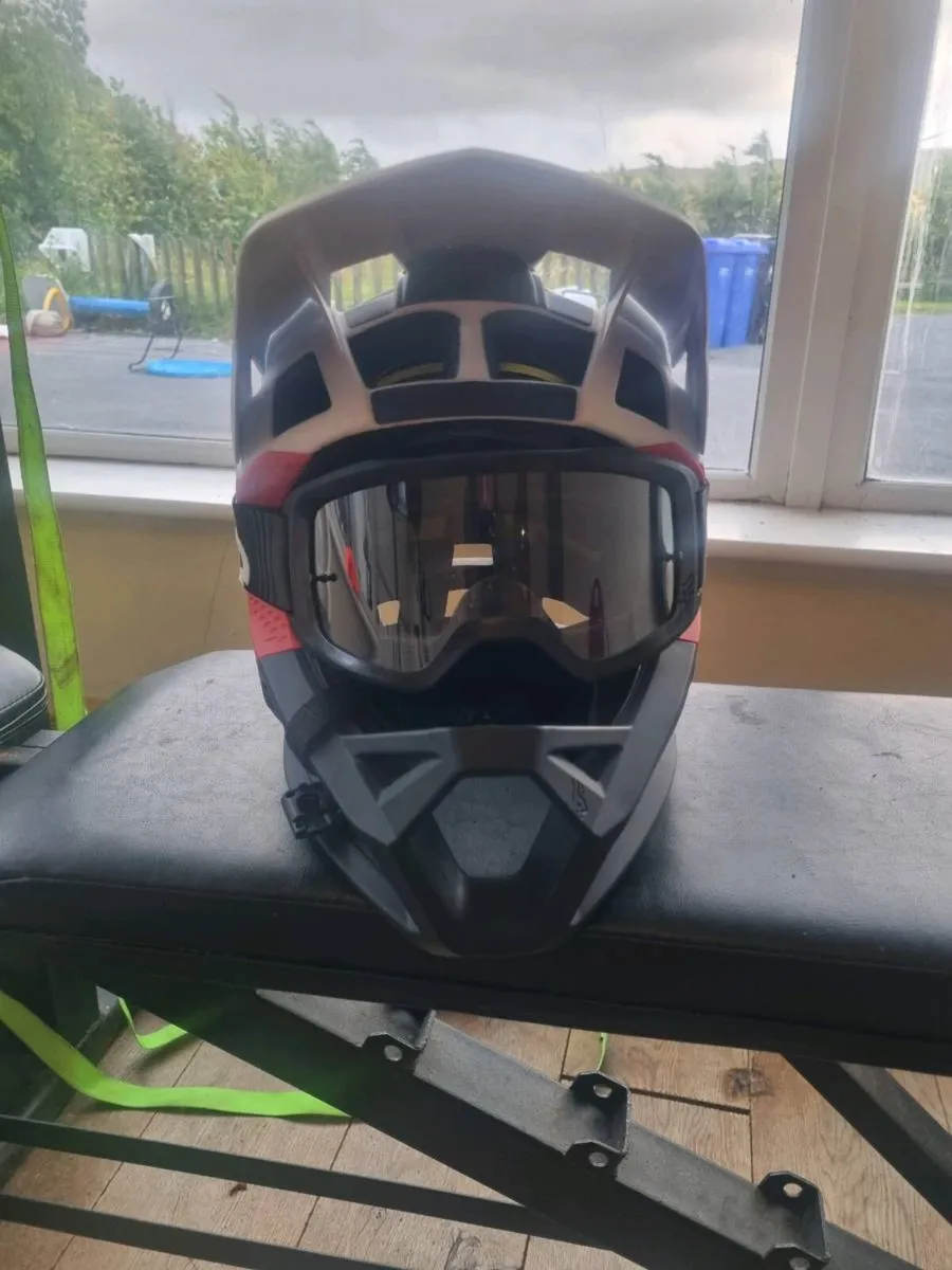 Fox proframe full-face helmet plus knee pads - Image 2