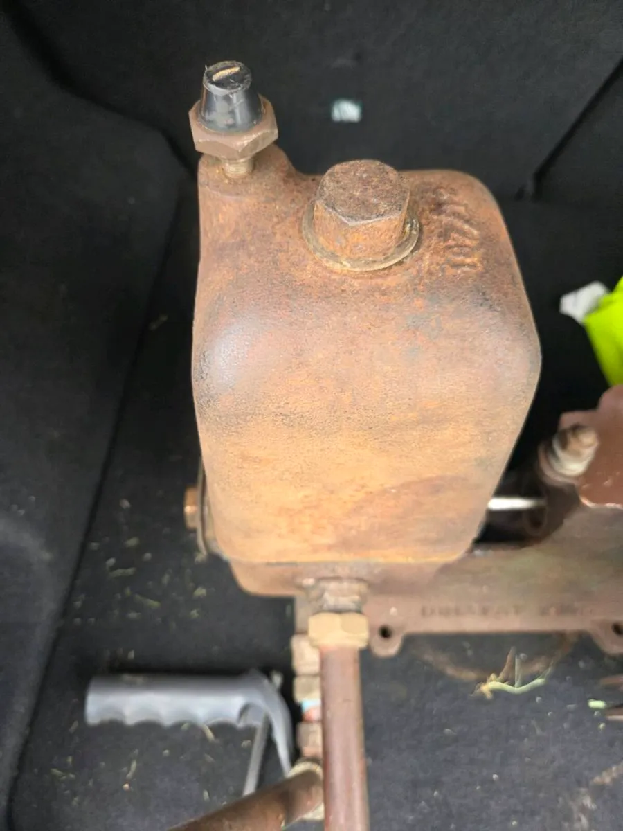 Vintage water pump - Image 2