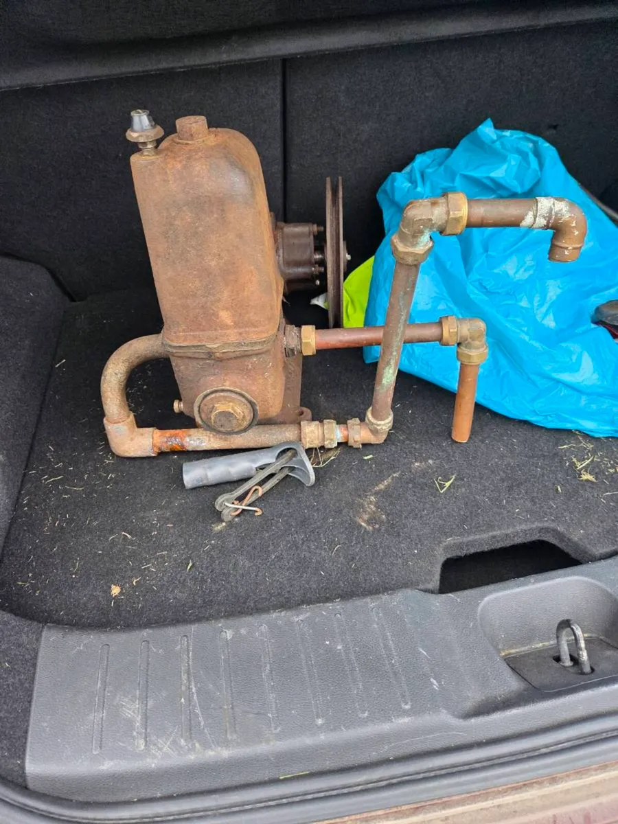 Vintage water pump - Image 4