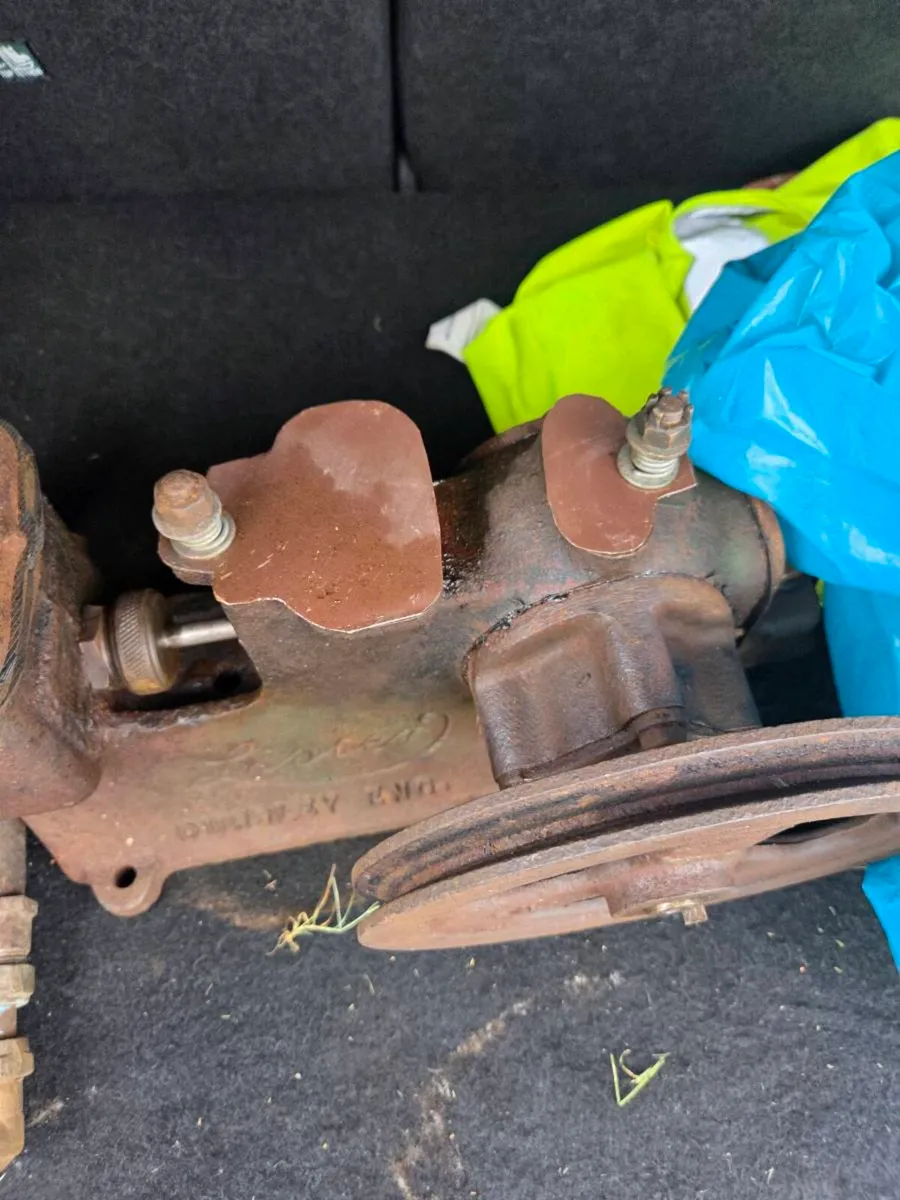 Vintage water pump - Image 3