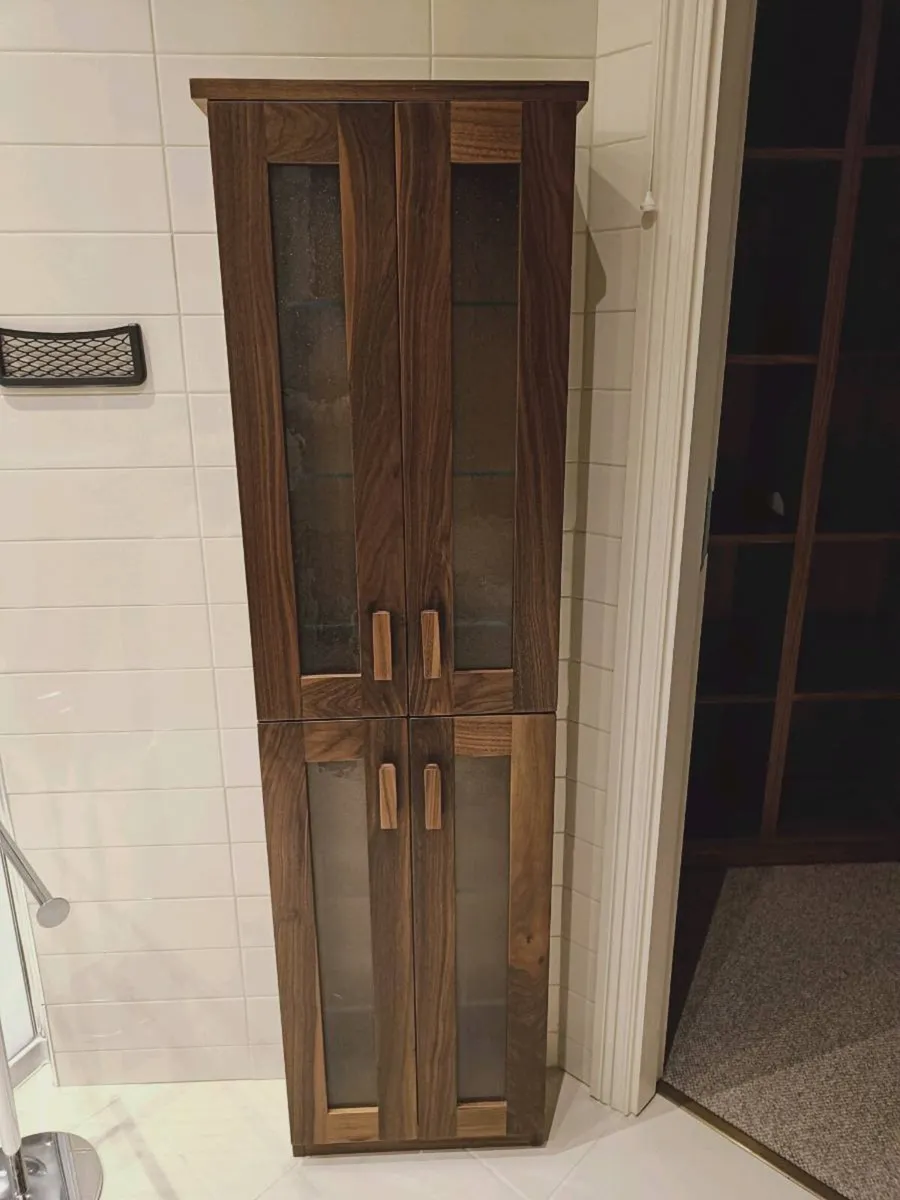 Quality wooden Bathroom cabinet floor/wall standin - Image 1