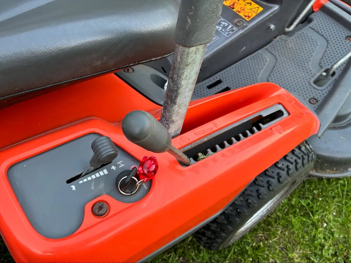 Husqvarna R216 Ride On Lawnmower - Image 2