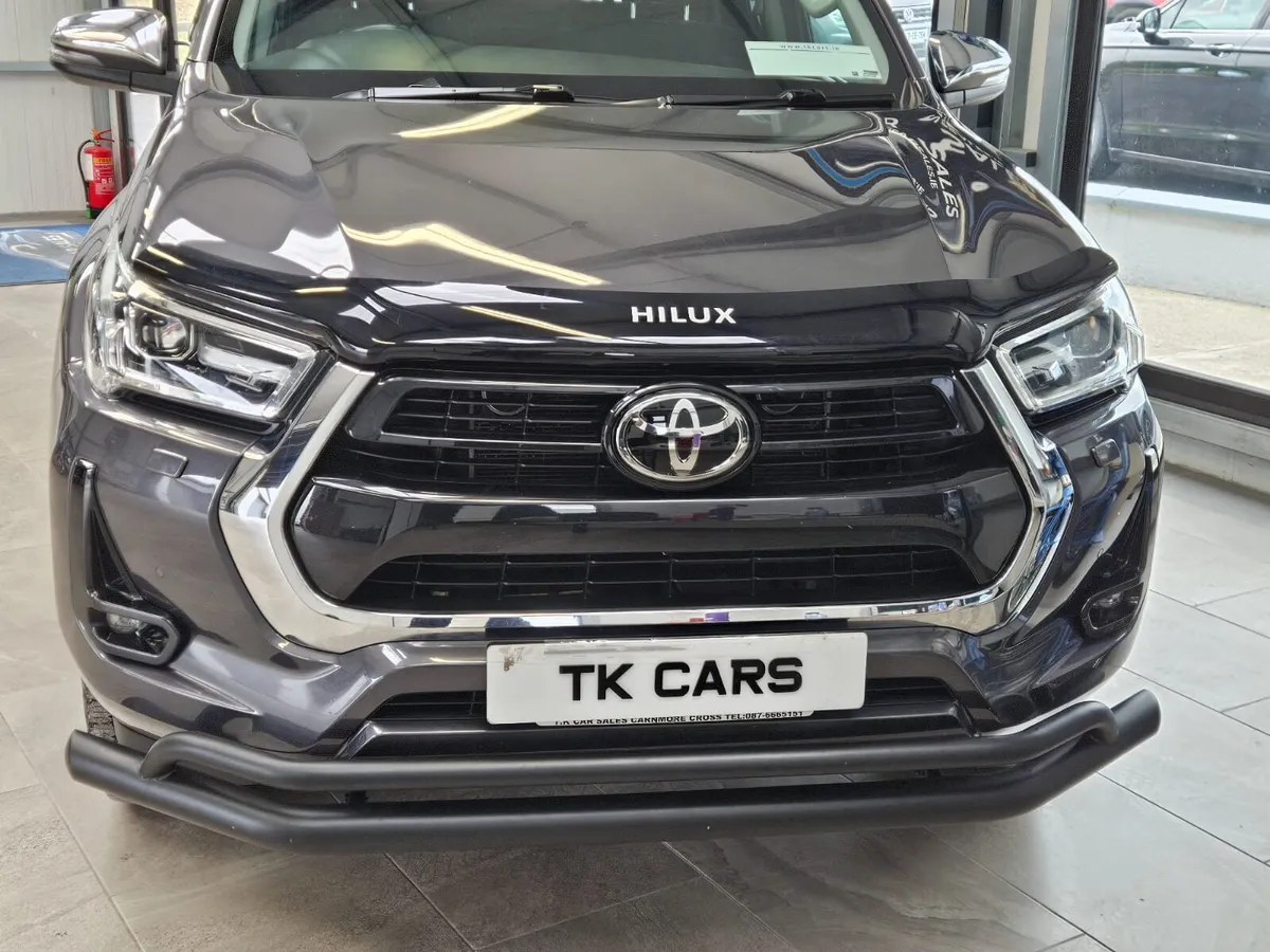 23 TOYOTA HILUX INVINCIBLE EDITION AUTO D-4D - Image 3