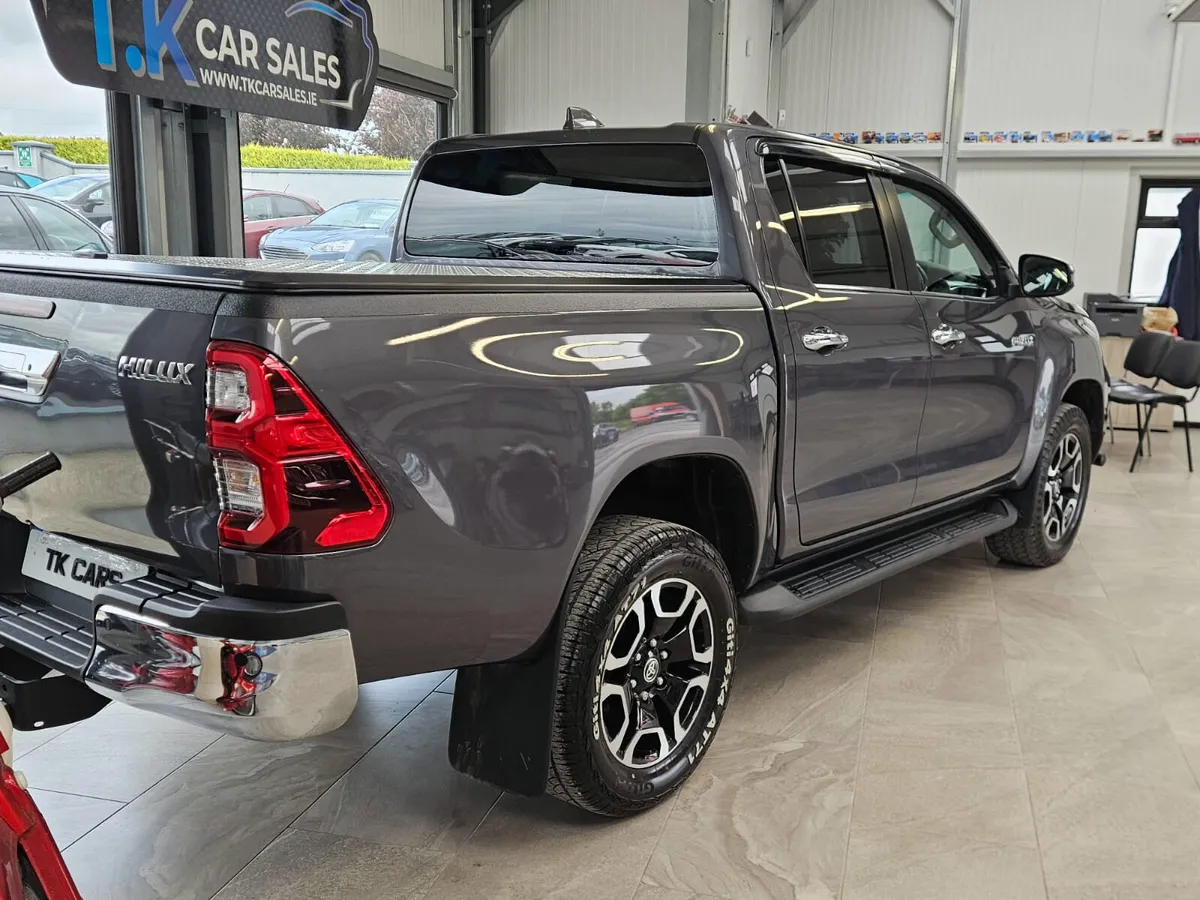 23 TOYOTA HILUX INVINCIBLE EDITION AUTO D-4D - Image 4