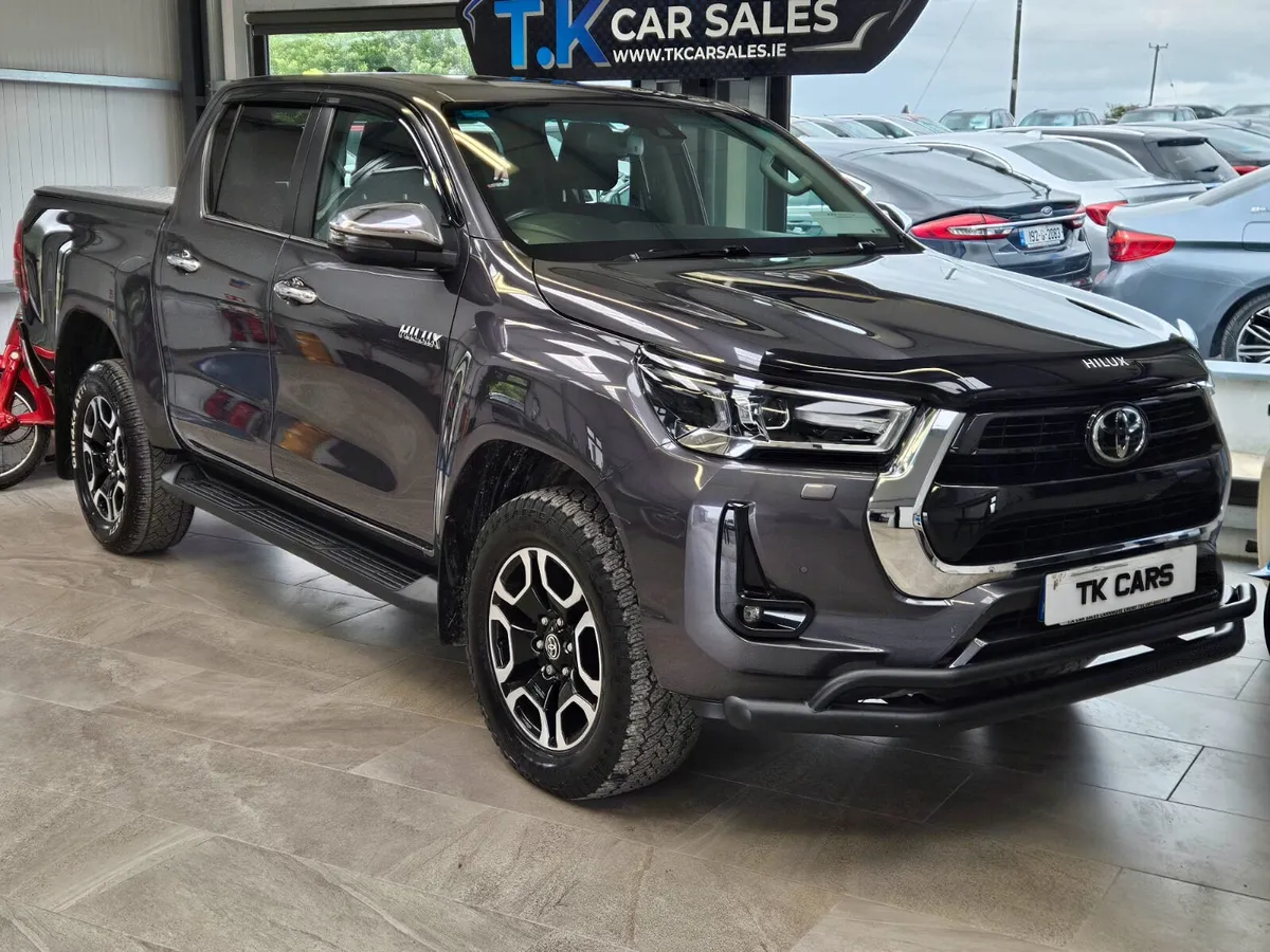 23 TOYOTA HILUX INVINCIBLE EDITION AUTO D-4D - Image 1